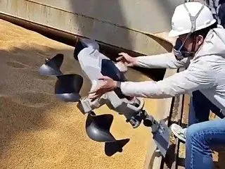 穀物の山に下ろされたロボット、らせんの羽…