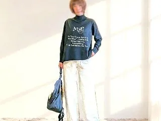大人カジュアルに活躍するロゴ入りハイネッ…