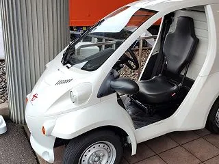 1人乗り超小型電気自動車「コムス」に乗っ…