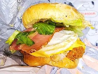 ケンタッキーのプレミアチーズバーガーを実…