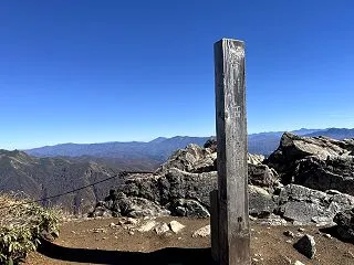 【谷川岳登山】快晴の下で雄大な風景を眺め…