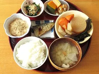 煮物、塩鯖、南瓜のたいたん、切干大根、ほ…