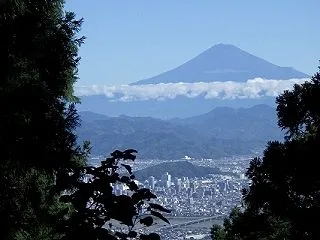 快晴の中、富士山や秋の花を見ながら縦走を…