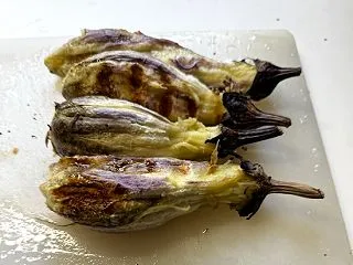 茄子を食べる