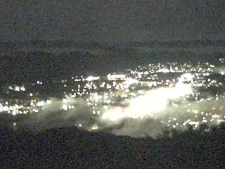 きれいな夜景だったが霧なし、雨の朝