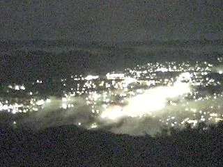 きれいな夜景だったが霧なし、雨の朝