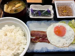 目玉焼き納豆ベーコン朝食