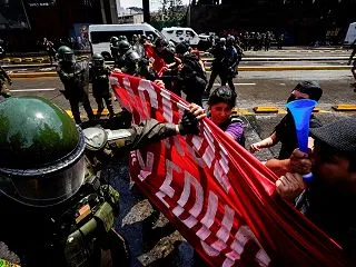 チリ警察、2019年社会爆発7周年行動を…