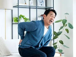 ぎっくり腰になったら冷やす？温める？迷っ…