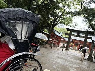 台風影響下の神社挙式人力車送迎。