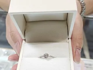 サプライズプロポーズ用のご婚約指輪をお選…