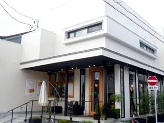 パンなどこだわりのあるカフェでモーニング