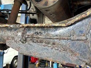 車の下回りのサビがひどい！放置すると危険…