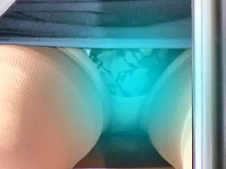 テーブルの下から 記入中にパンチラ失礼し…