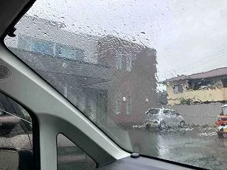 雨の中 とりかい眼科