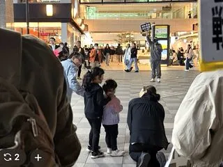 サヨク達、市民団体のデモ集会で幼い女の子…