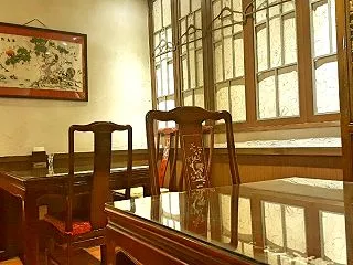 奥には こぢんまりとした個室もございます…