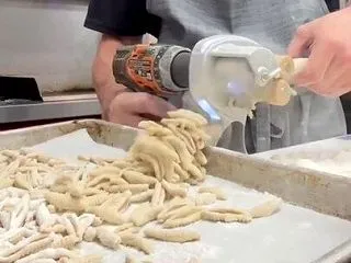 電動ドリルをつないだパスタマシンから、シ…