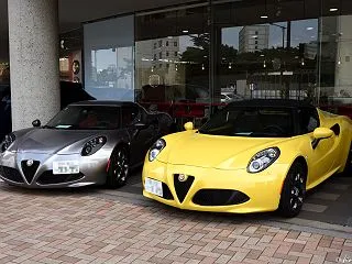 駐車中のアルファ ロメオ 4C スパイダ…