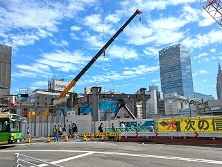 2階以降への鉄骨が出現 小田急の新宿駅西…