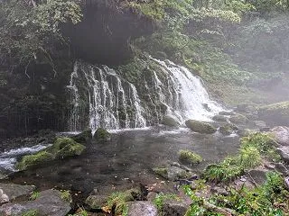 雨の元滝伏流水と道の駅象潟ねむの丘｜秋田…
