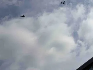上空にオスプレー