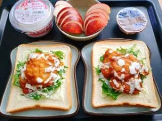 朝食 唐揚げ水菜わさびマヨサンド