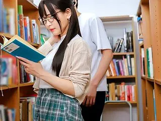 JK制服のメガネ文学女子4人が図書館内で…