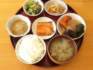 銀鮭、煮物、小松菜の二杯酢、切干大根、酢…