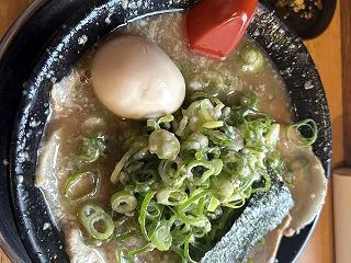 夜勤明けワイ、がむしゃらラーメンをペロリ
