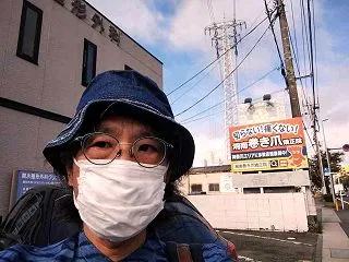 ツキイチマスクで首伸ばし昭和な喫茶店でミ…