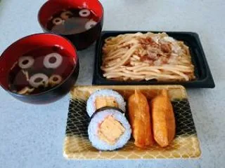 昼食 卵巻きいなり寿司と焼きうどん