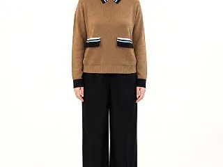 衿がポイント♪素敵なニット