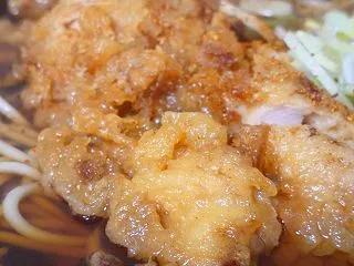 関内の老舗立ち食いそば屋で「げんこつ鶏天…