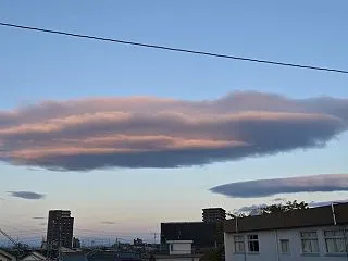 空に浮かぶ巨大吊るし雲