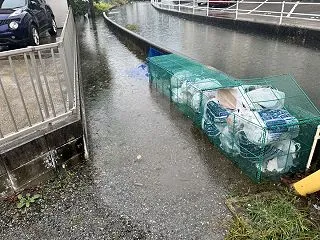大潮の満潮と雨が重なって、近所の道路が冠…
