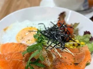 ロミロミサーモンのロコモコ♡ 洋食工房 …