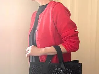 コットンの赤いカーディガンとワンピースの…
