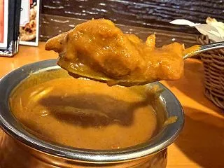 お店で一番辛いという「チキンホットカレー…