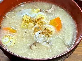 野菜も肉もたっぷり！ メインは豚汁です