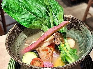 まるでサラダ？！15種類以上の野菜が主役…