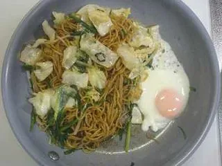 焼きそばと目玉焼き