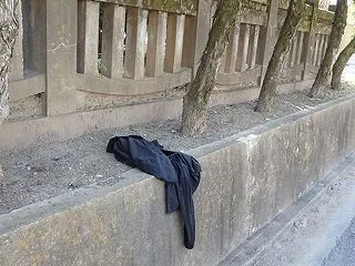 黒い服坂道擁壁垂れさがる