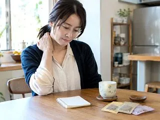 マッサージしても翌日には戻る肩こりが治ら…