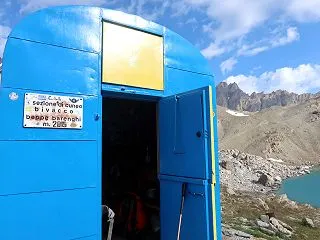 絶景なイタリアの避難小屋での夜