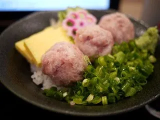 見た目のインパクトも満点、ねぎとろ3玉の…