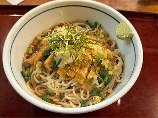 老舗手打ちそば店の冷やしたぬきそば 神戸…