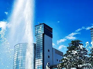 空へほどける水｜夏と秋のあいだの県庁前公…