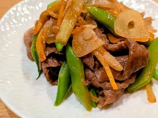おばんざい弁当と牛肉といんげんの炒め物の…