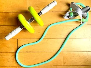 五十肩のゴムチューブトレーニングを始める…